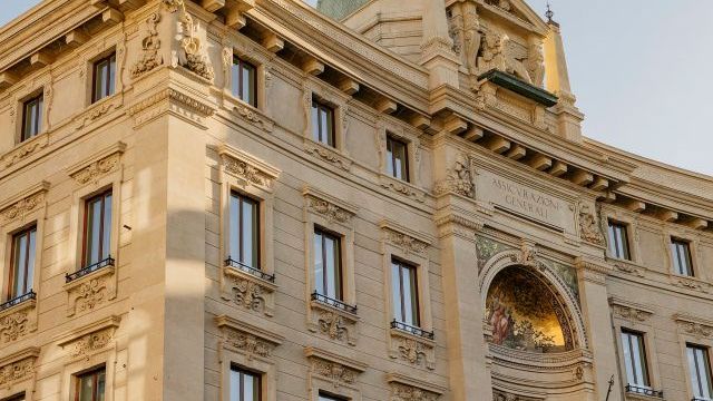 Historische Fassade eines eleganten Gebäudes mit detaillierten Verzierungen