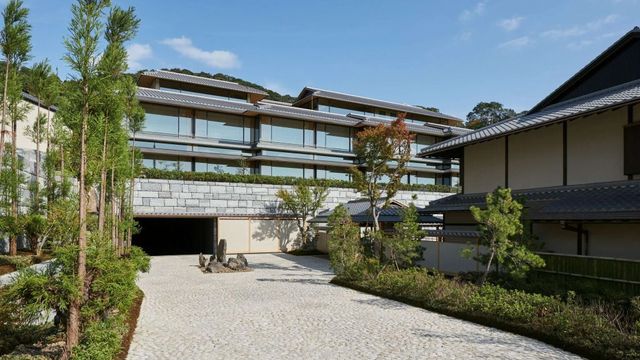 Moderne Architektur des Park Hyatt Kyoto mit traditionellem japanischen Stil.