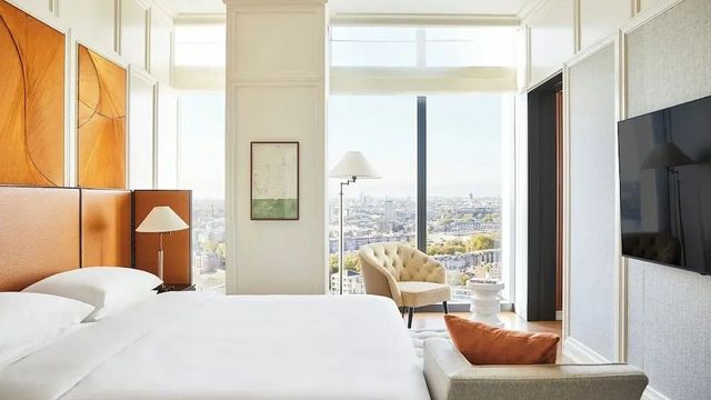 Heller Schlafbereich der Ambassador Suite mit Panoramafenstern.