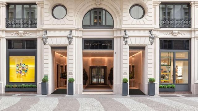 Eingangsbereich des Park Hyatt Milano mit symmetrischer Architektur und großen Türen