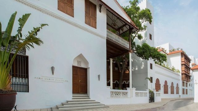 Außenansicht des Park Hyatt Zanzibars mit traditioneller Architektur und Holzdetails