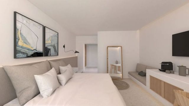 Elegantes Hotelzimmer mit modernem Design und großem Bett