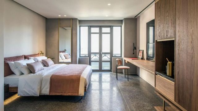 Elegantes Schlafzimmer mit Doppelbett und Balkon