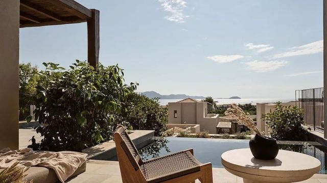 Terrasse vor der Suite mit Infinity Pool und Meerblick