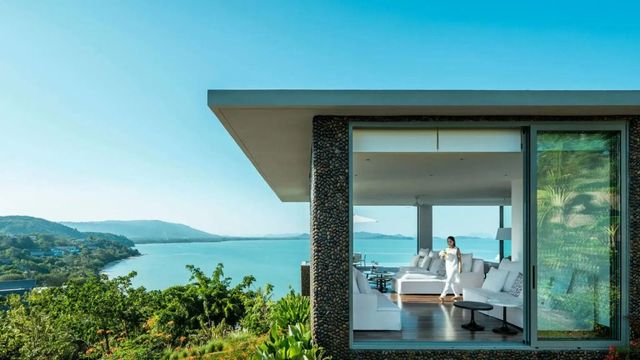 Offener Wohnbereich mit Blick auf die Bucht und moderne Architektur im COMO Point Yamu