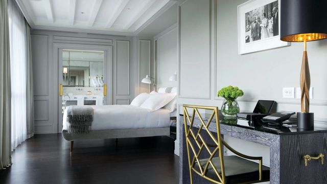 Ein elegantes Hotelzimmer mit Schreibtisch und modernen Möbeln