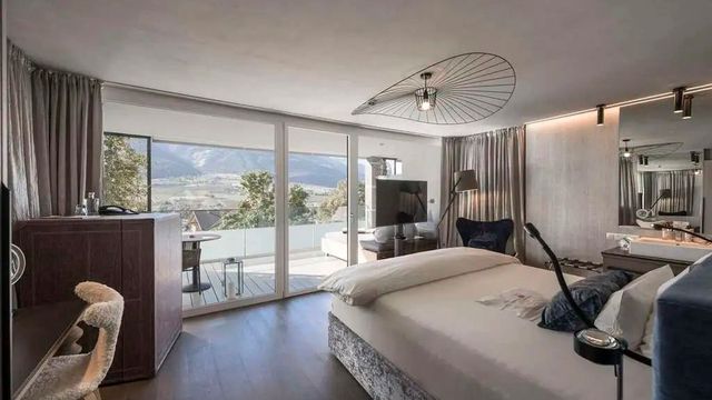 Modern eingerichtetes Zimmer mit Blick auf die Berge und privatem Balkon