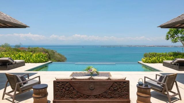Atemberaubender Meerblick von der Terrasse der Raffles Presidential Villa mit Infinity Pool