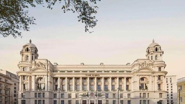 Historische Fassade des Hotels Raffles London at The OWO mit klassischer Architektur