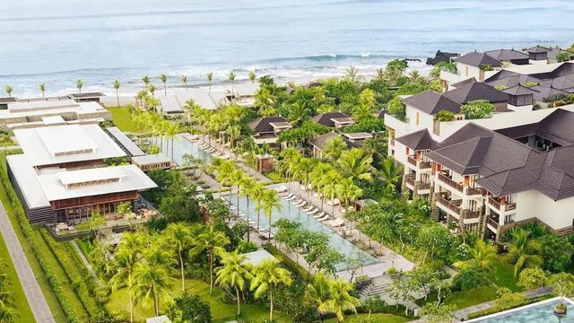 Luftaufnahme des Resorts mit Pools und Meerblick