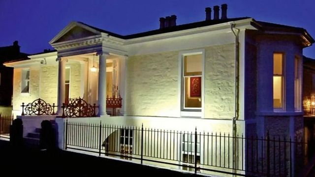 Beeindruckende Fassade des Hotels Rocpool Reserve bei Nacht