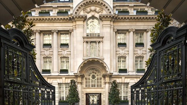 Prächtige Fassade des Rosewood London mit klassischer Architektur