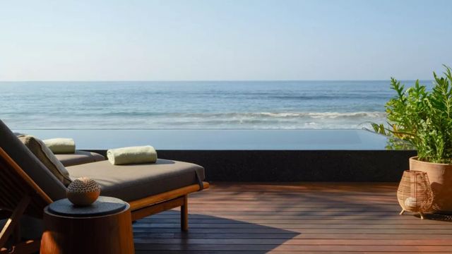 Privater Liegestuhl auf Terrasse mit Ozeanblick im Rosewood Mandarina Hotel