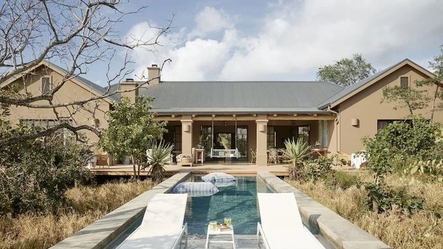 Private Terrasse mit Pool und Sonnenliegen bei Royal Malewane