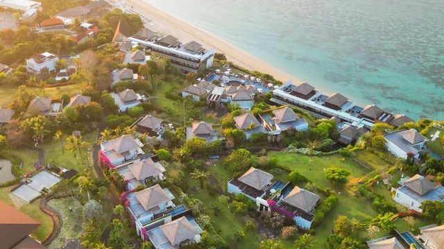 Luftaufnahme von Samabe Bali Suites & Villas mit Strandblick