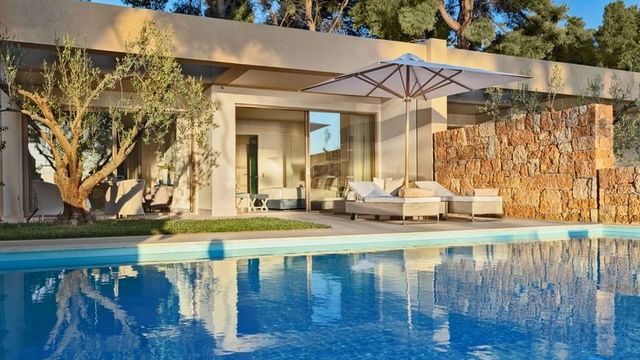 Luxusvilla mit privatem Pool und moderner Terrasse