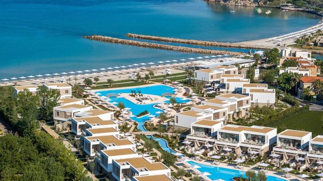 Luftaufnahme der Poollandschaft und Umgebung des SANI Dunes Hotels mit Meerblick