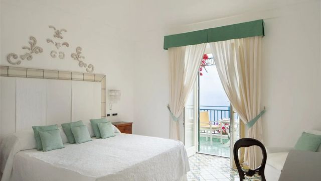 Lichtdurchflutetes Zimmer mit Balkon und Blick aufs Meer im Santa Caterina Hotel