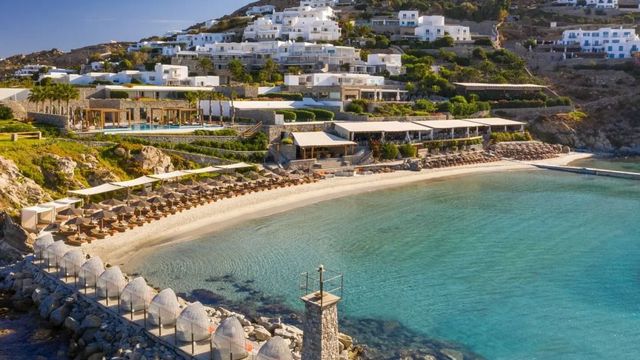 Atemberaubender Blick auf den Strand und das Resort von Santa Marina auf Mykonos