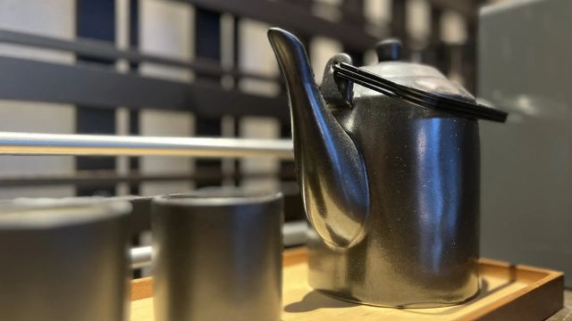 Schwarze Teekanne Tassen