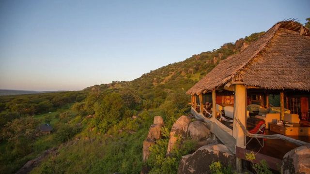 Bungalow auf Felsen in der Serengeti mit Fernblick über die Landschaft