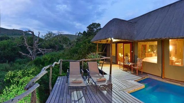 Außendeck mit Sonnenliegen und Blick auf die umliegende Natur