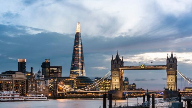 Blick auf The Shard und Tower Bridge bei Sonnenuntergang in London.