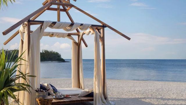 Shangri la le Touessrok Meer mit Liegestühlen