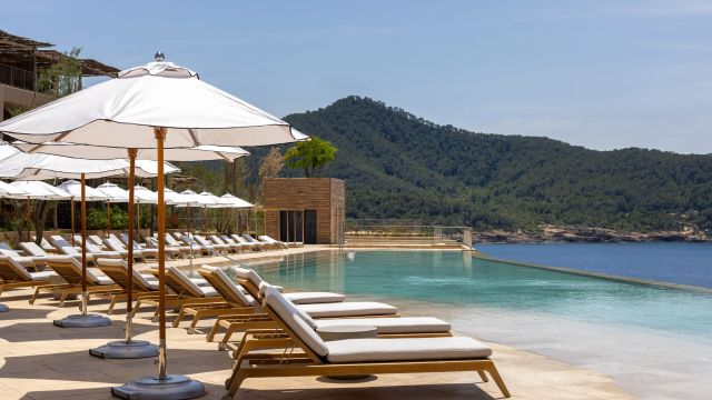 Six Senses Ibiza Pool mit Liegestühlen