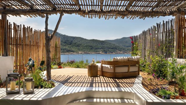 Six Senses Ibiza großflächige Terrasse mit Meerblick