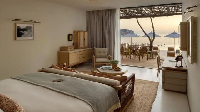 Luxuriöses Schlafzimmer mit Terrasse und Meerblick bei Sonnenuntergang