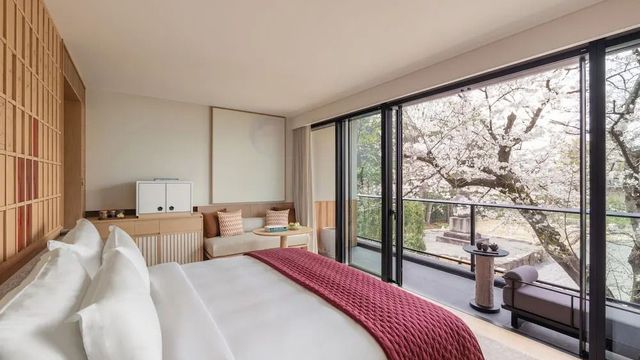 Zimmer mit Bett, Balkon und Gartenblick im Six Senses Kyoto