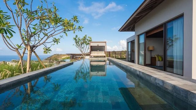 Infinity-Pool mit Sonnenliegen und Meerblick im Six Senses Uluwatu