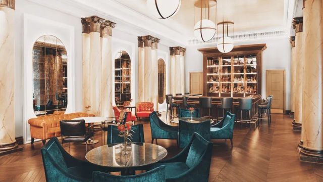 Sofia Hotel Balkan Lobby Bar mit runden Tischen