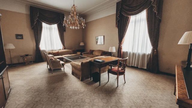 Sofia Hotel Balkan Suite Wohnzimmer in warmen Tönen