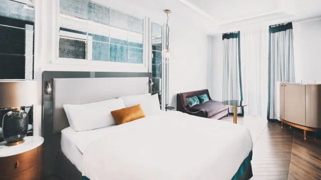 Sofia Hotel Balkan Zimmer mit Kingsize Bett und hell eingerichtet