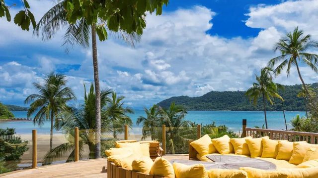 Outdoor-Lounge mit gelben Kissen und herrlichem Meerblick