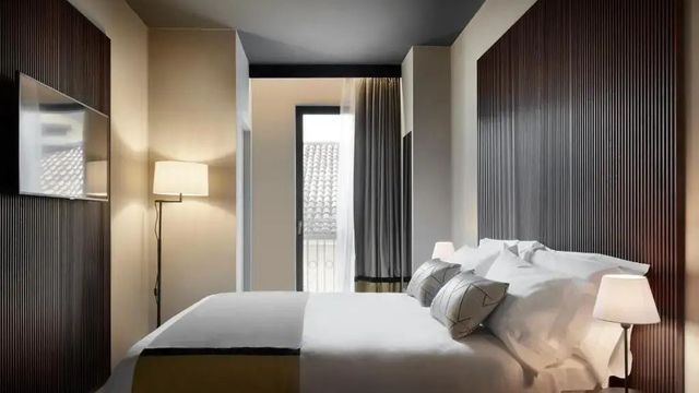 Elegantes Hotelzimmer mit großem Bett und dezenter Beleuchtung