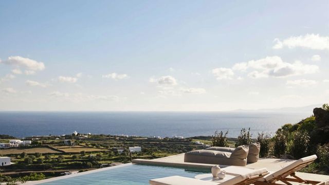 Infinity-Pool mit Meer- und Landschaftsblick.