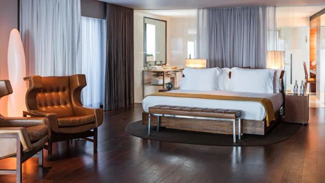 Fasano Zimmer mit großem Bett und Sitzmöglichkeiten