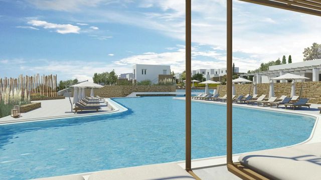 Poollandschaft mit modernen Liegen und sonnigem Himmel