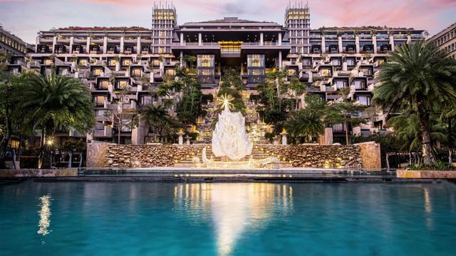 Beeindruckende Architektur des Apurva Kempinski Bali bei Sonnenuntergang