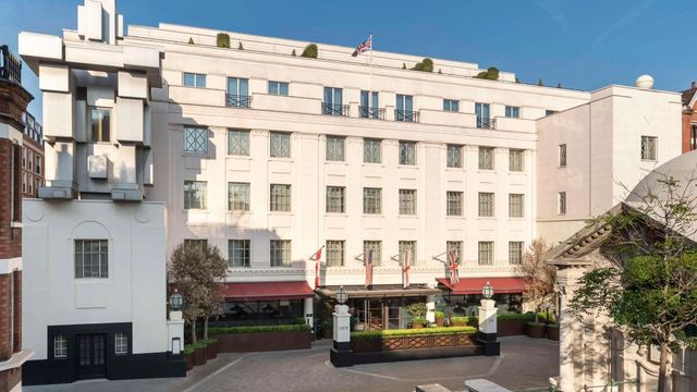 Klassische Fassade des The Beaumont Mayfair Hotels in London.