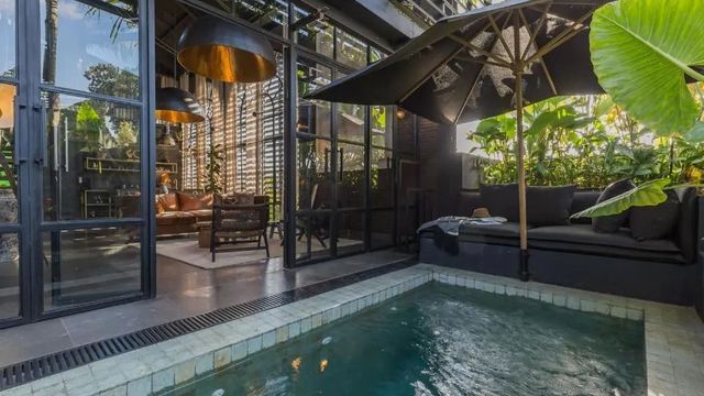 Privater Poolbereich mit Lounge und tropischer Vegetation