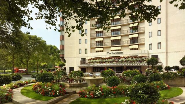 Außenansicht von The Dorchester mit gepflegten Blumenbeeten und eleganter Architektur