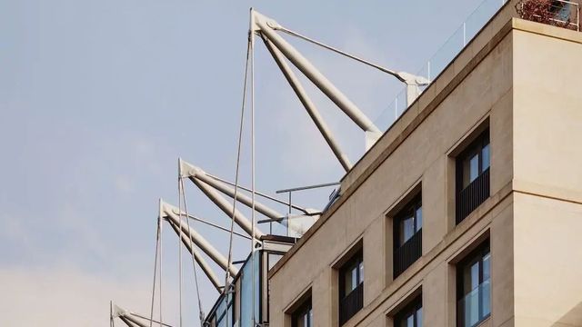 Futuristische Architektur mit markanten Strukturen auf dem Dach eines Gebäudes