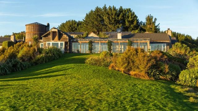 Rasenfläche mit Blick auf die beeindruckende Architektur der Hotelanlage in grüner Umgebung