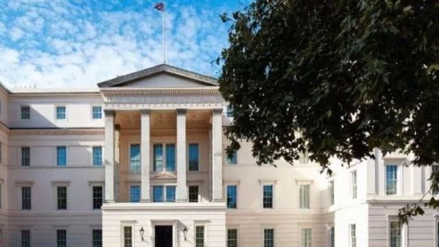 Außenansicht des Hotels The Lanesborough mit klassischer Architektur.