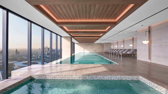 Innenpool mit Panoramablick auf die Stadt in modernem Design