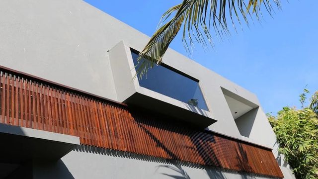 Moderne Architektur mit geometrischen Formen und Palmen.